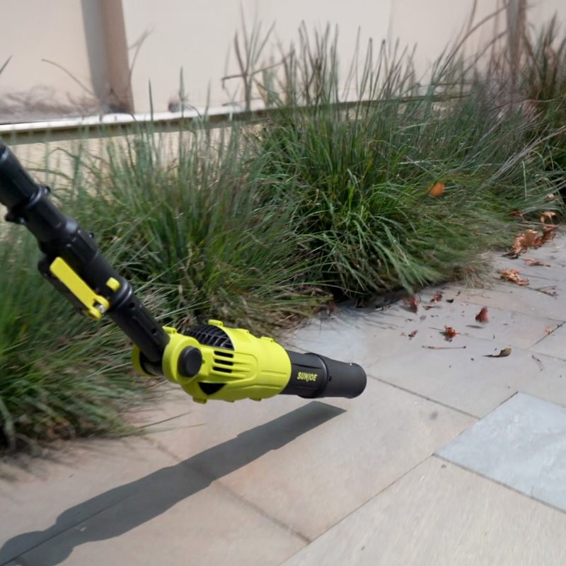 Sun Joe 24V-TBP-LTE 2-in-1 Handheld + Pole Leaf Blower Kit | W/ 2.0-Ah Battery + Charger | Includes 3 Nozzle Connections - 图片 11