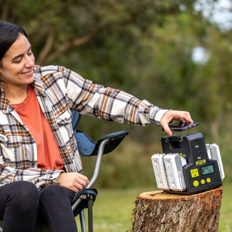 Sun Joe CERTIFIED AUTHENTIC 24V-300WI 24-Volt IONMAX Cordless Hot-Swap Powered Inverter Generator Power Station | W/ AC Adapter, AC Receptacle, 2x USB Type A, 2x USB Type C, LED Spotlight, Wireless Phone Charger | 320-Watt - 图片 14